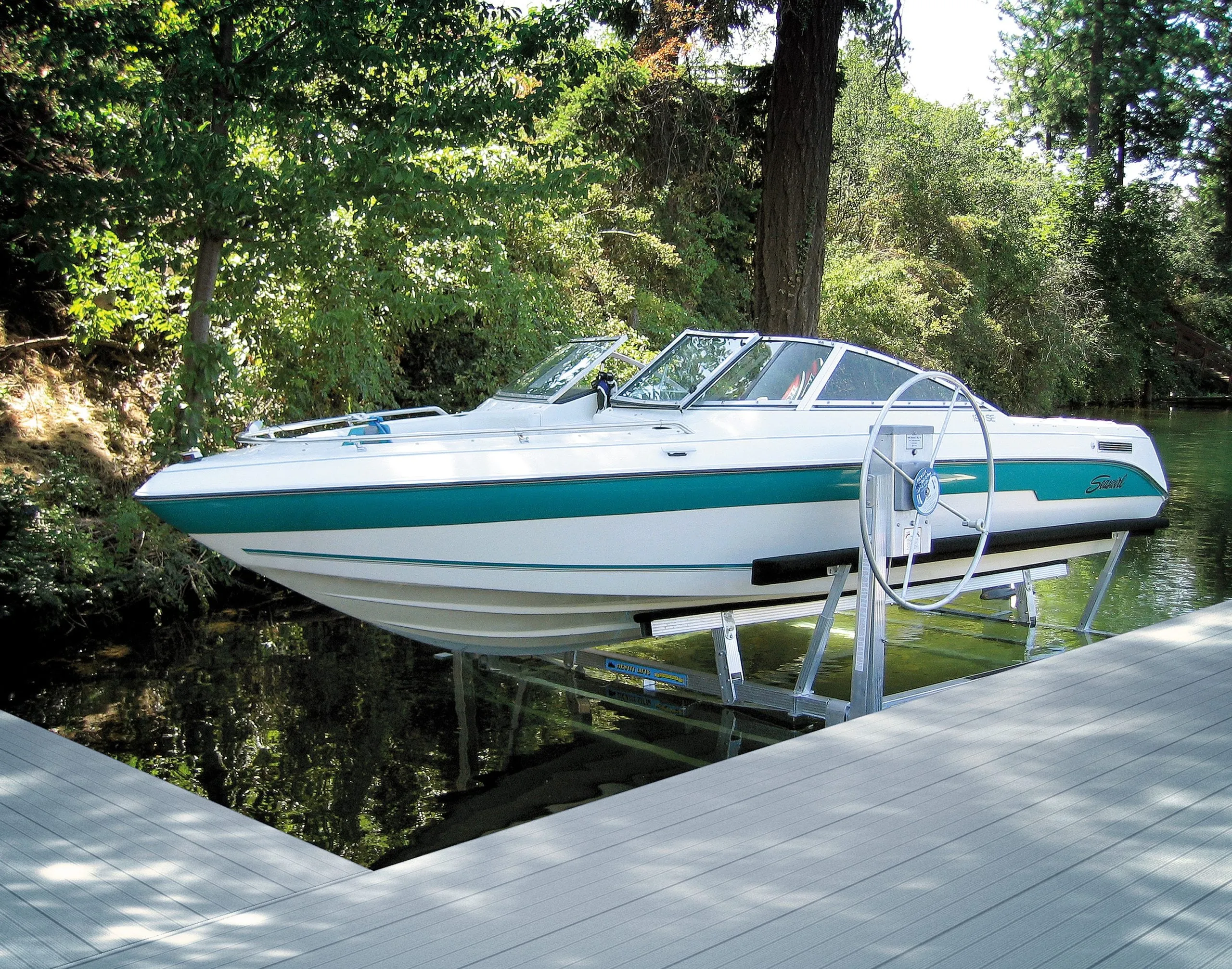 Boat Lift Distributors 4600 LB Capacity Hewitt Vertical Lift 114″X 114″ | 110 Volt, 12 Volt