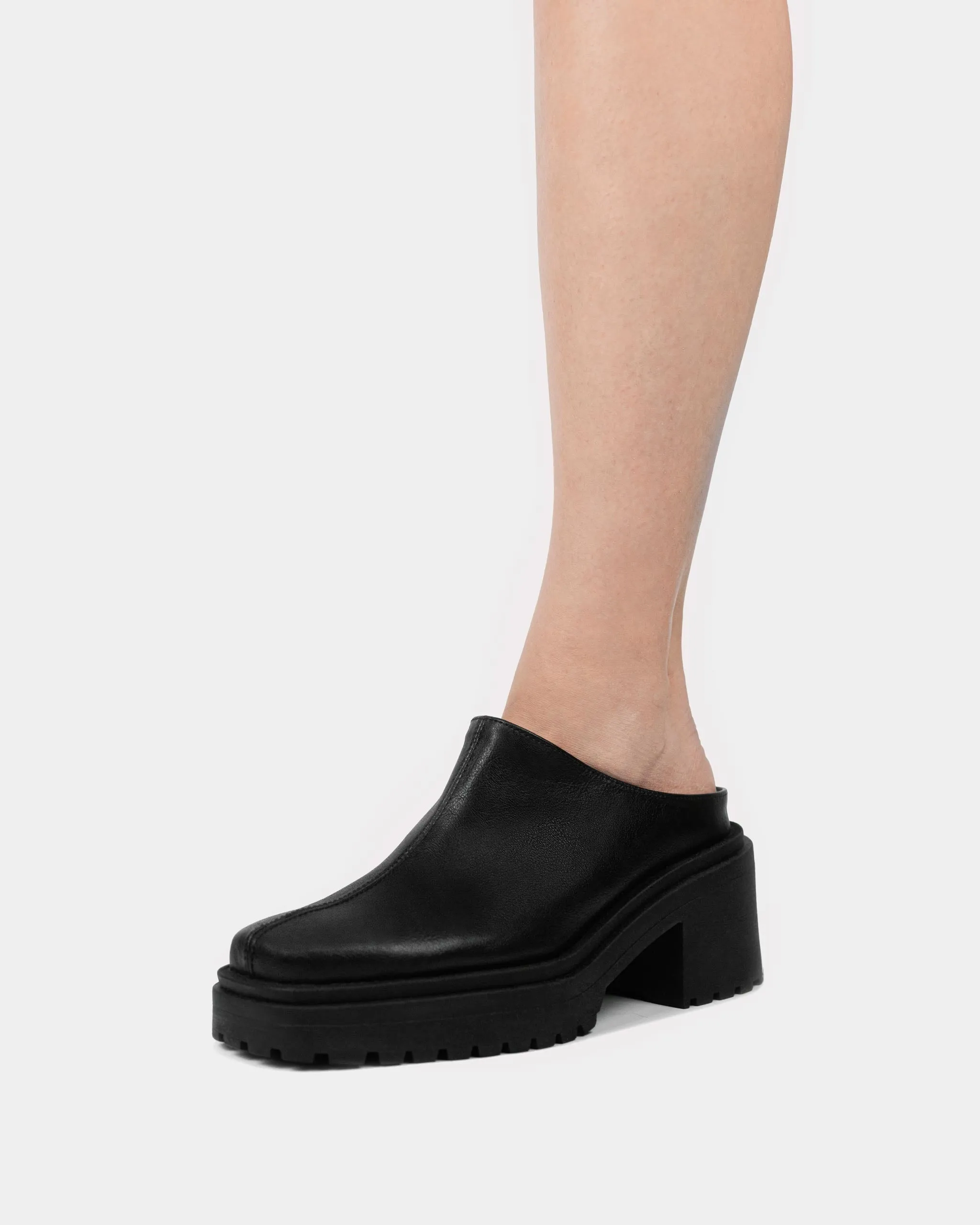 Squared Mule Grape Leather Black