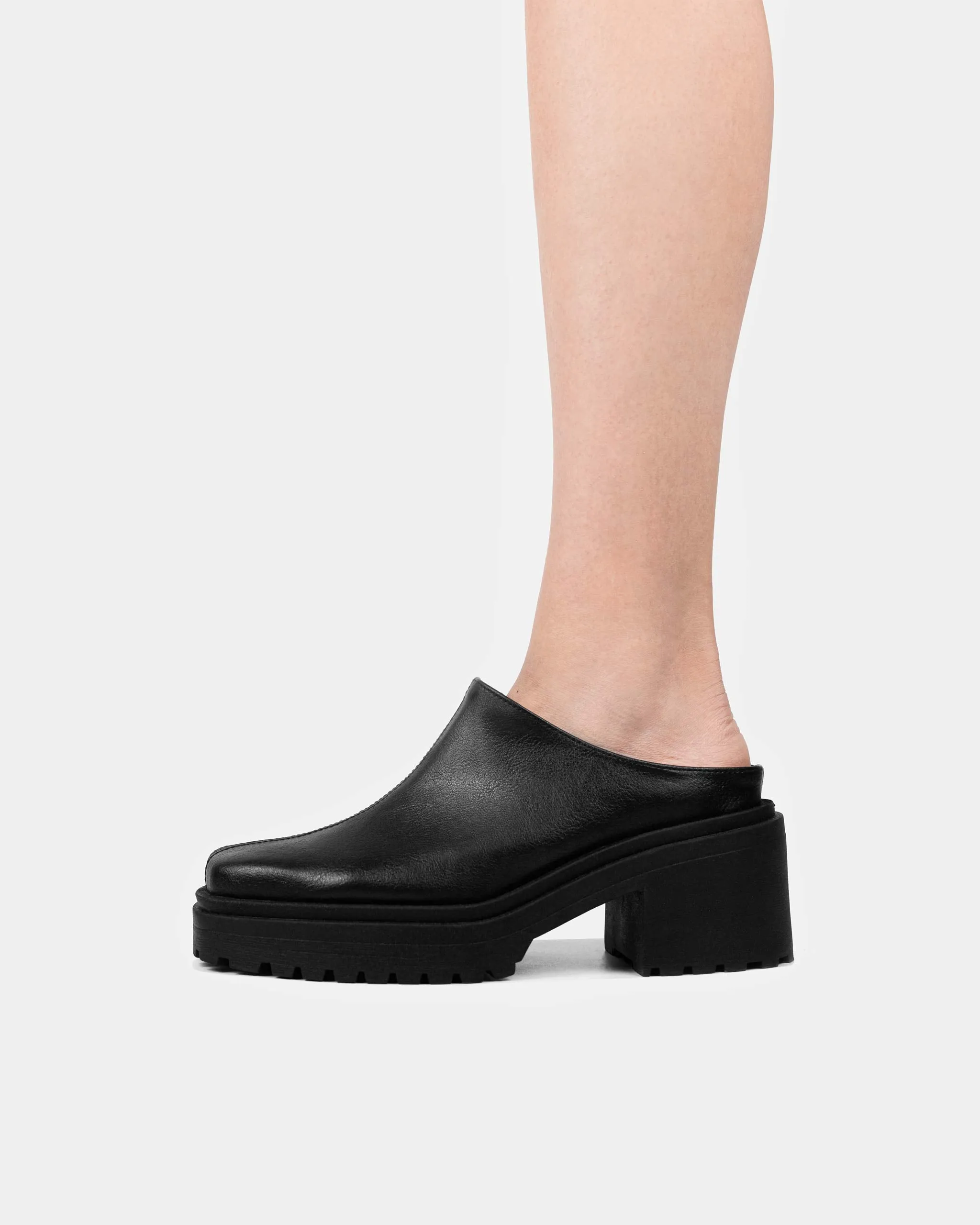 Squared Mule Grape Leather Black